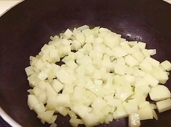 step3: 洋蔥爆香後 放入馬鈴薯丁略炒