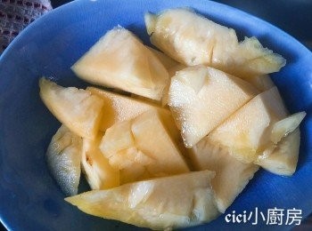 step2: 新鮮菠蘿、蜜桃、洋蔥、黃椒、紅椒切塊，備用。