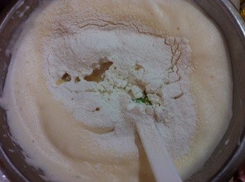 step3: 然後將篩入自發粉，和混合好的植物油蜂蜜加入。