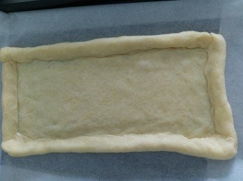 step6: 將<span class="group_4">餅底</span>移到焗盆中。