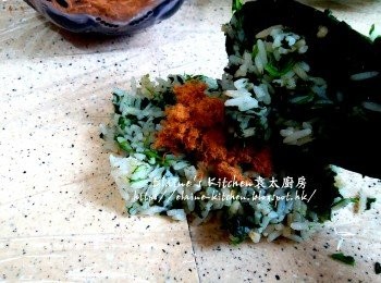 step9: 再放上少許豬肉鬆 , 再放上菠菜白飯 , 用保鮮紙輔助搓成球型備用