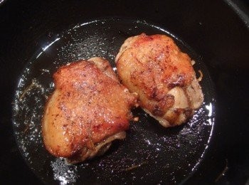 step6: 蒜片煎出金黃色後和迷迭香都先起鍋。而雞腿排煎熟後就可起鍋裝盤。