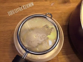 step5: 將奶凍汁液倒入容器（7分滿），可用濾網令口感更細滑