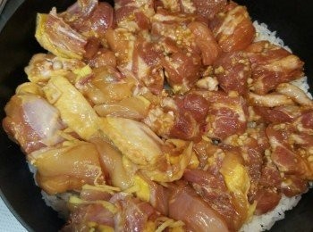 step4: 至微收水，加入煲仔飯料°