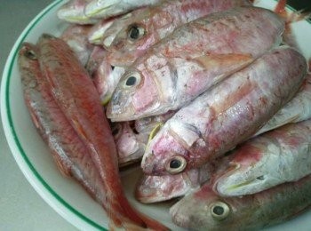 step1: 將紅魚【澎湖野生水產】從袋中取出，解凍，將去魚鱗、魚鰓、內臟，並清洗乾淨再於魚背畫刀，辣椒斜切、薑絲切絲、青蔥切段、蒜頭切碎，備用；