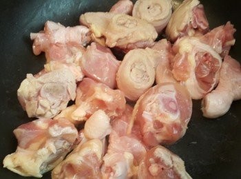 step2: 起鍋將雞腿肉乾煸出雞油