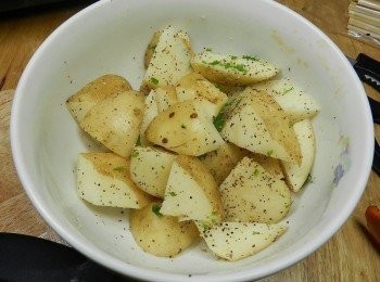 step2: 馬鈴薯洗乾淨後切塊，加上香料與巴西利後拌勻