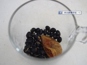 step2: 把1湯匙黑豆和半顆無花果放入杯中，注入250ml滾水，加蓋焗10分鐘即可飲用。