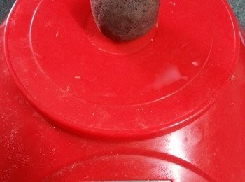step5: 將豆沙搓成15g一粒
(紅豆沙製作可參考以下食譜http://cook1cook.com/recipe/8459)