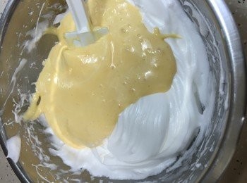 step7: 以切拌法拌入後，再加入剩餘的旦白霜內