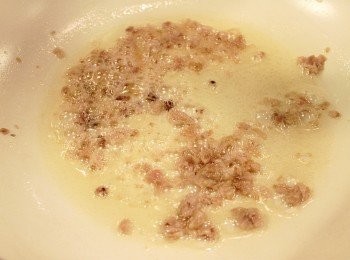 step4: 鍋中先放入兩湯匙油燒熱, 先放入鹹魚以中小火炒香至開始冒出泡沫（表示<span class="group_1">食材</span>中的水分開始跑出來）