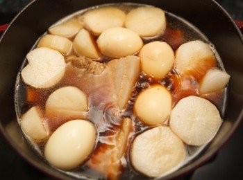 step4: 等湯汁煮滾後轉成小火煨煮約2~3小時。