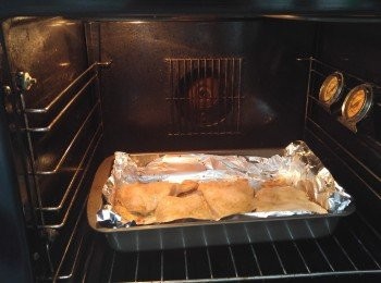 step4: 放進預熱至220度的焗爐焗12分鐘或至熟透， 而邊位微焦便可取出 (焗製時間視乎肉的厚薄自行調節 )