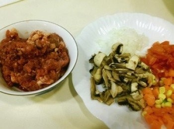 step4: 備妥<span class="group_1">食材</span> 牛絞肉 磨菇切片 洋蔥 蕃茄切丁 冷凍綜合蔬菜