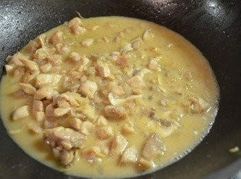 step10: 然後將炒好的餡料倒回拌煮，加入粟米和調味料繼續煮至滾。