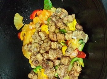 step10: 倒入炸好的肉排，炒至全部材料粘上咕嚕醬