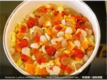 step7: 最後只要以酸黃瓜醬、芥末醬與紅麴醬來調味即可！