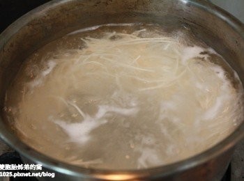 step7: 再稍微攪拌一下，麵條的軟硬度就依個人口味決定麵要煮多久的時間，煮越久，當然麵越軟。