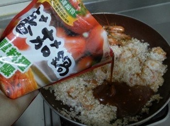 step3: 接著倒入白米或熟飯，倒入可果美蕃茄鍋高湯加入適當的水熬煮成燉飯(因為每個人口味不同 所以慢慢加入水試出自己的口味)