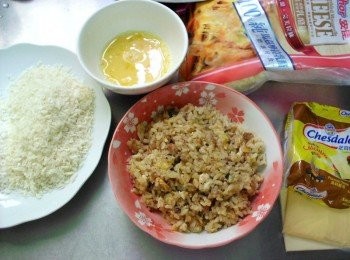 step4: 等炒飯冷後，備<span class="group_3">炸料</span>。將炒飯搓成適當大小，裡面塞入<span class="group_4">配料</span>後再搓成圓形