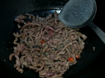 step3: 把炒好的洋蔥盛起放一邊，下醃製好的牛肉絲，翻炒。