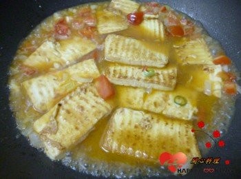 step3: 加入水和豆腐<span class="group_2">調味</span>煮兩分鐘