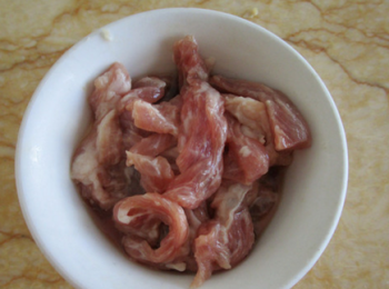 step2: 豬肉洗淨切絲，加入2克鹽，15毫升料酒和1湯匙生粉拌勻醃2小時。