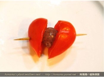 step5: 將起司口味的黑木耳QQ圓塞入，最後則用牙籤來串緊。