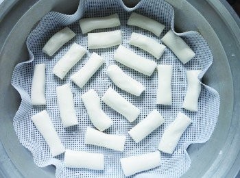 step2: 取適量搓成長條狀並切成小段狀。在外鍋加入1 杯水，放入蒸架、鋪上蒸籠布