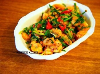 step8: 8.將蝦味飯盛入碗裡面，並且把剛剛炒好的蝦料包括醬汁都舖在飯上。