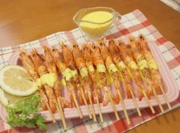 step4: 取出盛盤淋上<span class="group_2">芒果醬</span>!!! 芒果烤蝦~~~簡單上桌:)