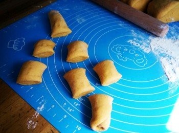 step5: 發酵好的面團，排氣，一定要把氣排乾淨。然後搓圓，再切割成等份的小糰子。