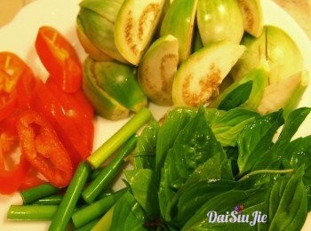 step1: 矮瓜仔一開6至8，紅椒斜斜切片，蒜心切5cm段，金不換洗淨備用。