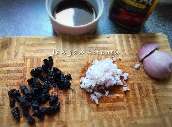 step1: 黑蒜切粒，乾蔥切蓉。
好多人都喜歡吃黑蒜，家中多有存貨，取少許已夠做汁。