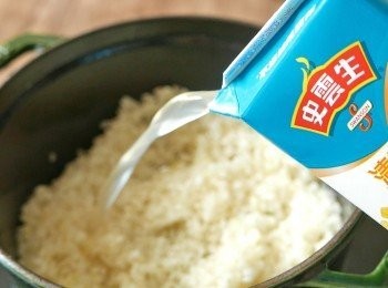 step6: 加入史雲生清雞湯，讓米粒浸泡30分鐘。