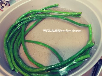 step1: 煮水加油和鹽煮2分鐘，放入冷水降溫。抹乾備用