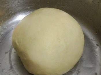 step4: 把已搓好的麵團放置在大碗中，在麵團表面噴少許水再用保鮮膜包著存放在温暖的地方進行第一次發酵1小時 。