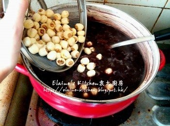 step10: 再放回煲內 , 再加入蓮子拌勻蓋上蓋繼續用慢火煲30分鐘
