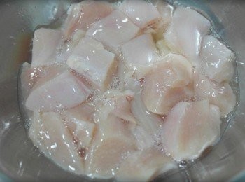 step1: 首先雞肉切成丁狀加入<span class="group_3">雞肉醃料</span>抓一抓~~冷藏約1小時!!!