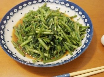 step6: 這麼一大把的空心菜炒完就縮水了=0= 很方便的蝦醬..炒飯或是炒其他菜也是方便美味耶!!!