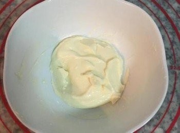 step7: 微波後取出，用打蛋器將内餡攪拌成細膩沒有顆粒的白巧克力乳酪醬備用。