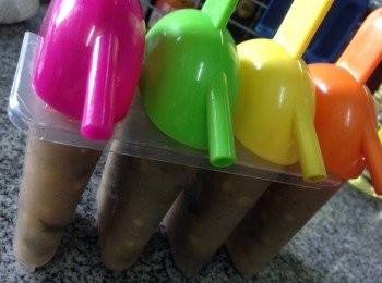 step5: 吃不完的可以放入冰棒格雪成綠豆雪條