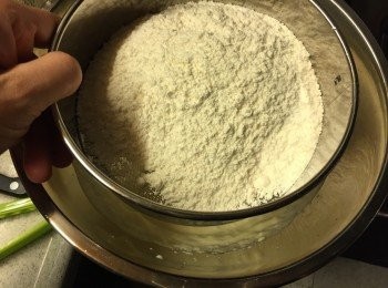 step5: 篩入低筋麵粉和泡打粉, 用膠刮攪勻