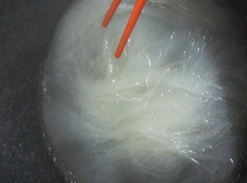 step4: 將清雞湯煮滾熄火，倒入洗淨的粉絲