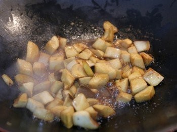 step6: (6) 最後加入甜紅椒及九層塔兜勻即熄火