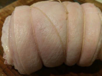 step2: 將豬腩肉卷好後用繩綁好固定。