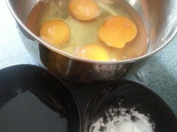 step6: 2茶匙生粉用1湯匙清水開溶,加入雞蛋內