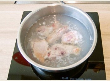 step2: 雞腿肉塊放入滾水中汆燙約2分鐘，再撈出用冷水洗淨後瀝乾。