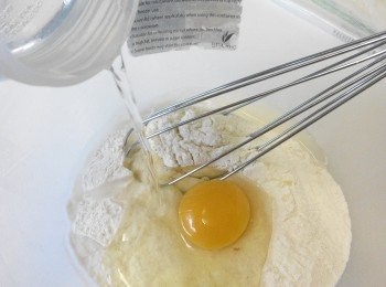 step1: 將全部材料（除了年糕）混合一起（水慢慢倒入）然後攪拌均衡。