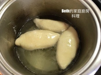 step7: 找一個湯鍋倒入油，加熱至100度，包子口朝下放入，維持中小火炸包子至金黃色，以漏勺瀝乾油，放在鋪了廚房紙巾的盤子上吸油後即可食用